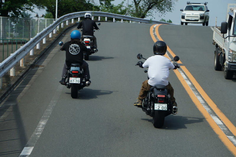 エンジン／航続距離, 車体／シート高／最小回転半径, 足つきの違いは？ ライディングポジションは？, 車両をサイドスタンドから起こしたときの重さの違いは？, 押し引き時の取りまわしは？, 荷物の積載力は？, まとめ：取りまわし、足つき、荷物の積載ではどれがよい？