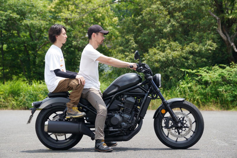 エンジン／航続距離, 車体／シート高／最小回転半径, 足つきの違いは？ ライディングポジションは？, 車両をサイドスタンドから起こしたときの重さの違いは？, 押し引き時の取りまわしは？, 荷物の積載力は？, まとめ：取りまわし、足つき、荷物の積載ではどれがよい？