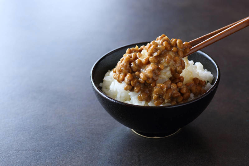 納豆が“ただの大豆発酵食品”ではない理由, 【意外ポイント】「夜納豆」が本当は効率的！？, 【注意点】薬との相互作用に注意, 納豆のちょい足しアレンジアイデア, 冷蔵庫の片隅にある“最強の機能性食品”