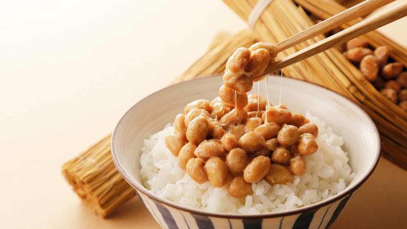 納豆が“ただの大豆発酵食品”ではない理由, 【意外ポイント】「夜納豆」が本当は効率的！？, 【注意点】薬との相互作用に注意, 納豆のちょい足しアレンジアイデア, 冷蔵庫の片隅にある“最強の機能性食品”