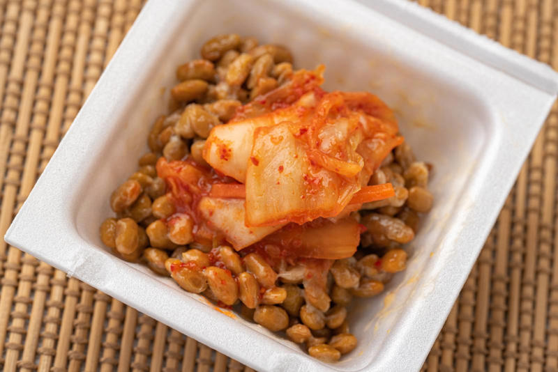 納豆が“ただの大豆発酵食品”ではない理由, 【意外ポイント】「夜納豆」が本当は効率的！？, 【注意点】薬との相互作用に注意, 納豆のちょい足しアレンジアイデア, 冷蔵庫の片隅にある“最強の機能性食品”