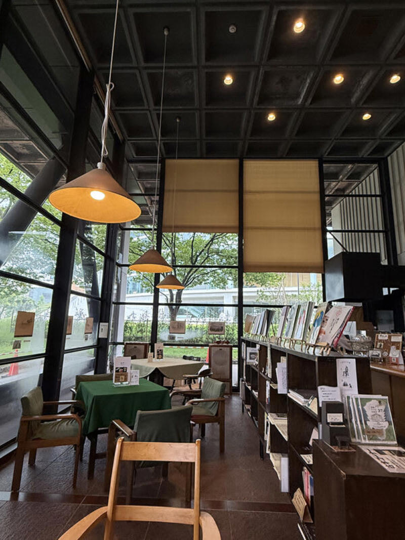 須崎公園の一角に佇むレトロな福岡県立美術館, 福岡県立美術館の歴史, かつて美術館の駐車場だった場所に作られた空間, 移転前の九州大学で使われていた歴史的価値が高い什器たちを使用, 店内には福岡市出身の小説家・夢野久作の作品やグッズがたくさん, 県立美術館喫茶室のオープンまでの道のり, 美術鑑賞のお供に楽しめるアイコニックなメニュー