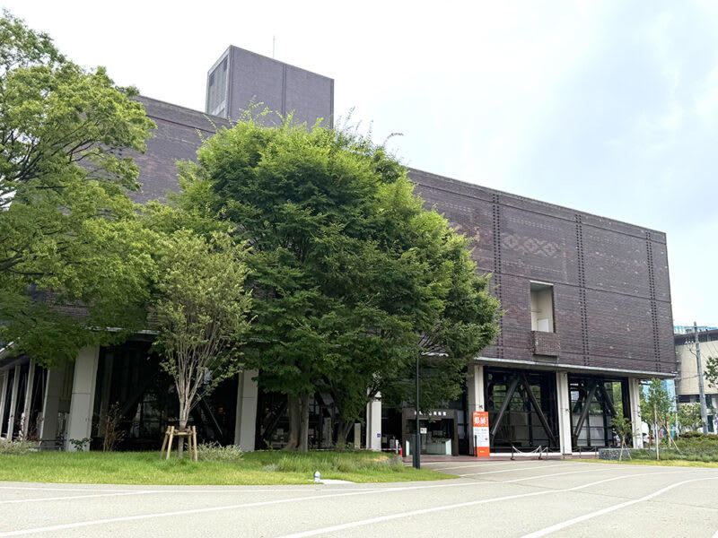 須崎公園の一角に佇むレトロな福岡県立美術館, 福岡県立美術館の歴史, かつて美術館の駐車場だった場所に作られた空間, 移転前の九州大学で使われていた歴史的価値が高い什器たちを使用, 店内には福岡市出身の小説家・夢野久作の作品やグッズがたくさん, 県立美術館喫茶室のオープンまでの道のり, 美術鑑賞のお供に楽しめるアイコニックなメニュー