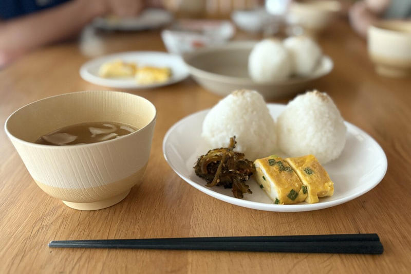 1：「手づくり料理」へのこだわりをやめた！体のラクさと機嫌を優先, 2：夏休み期間の昼食は「おにぎり＋α」に固定！, 3：食材は週1回まとめ買い！おっくうな外出が減り、節約にも, 4：休日の掃除機をルーティンにしない！「できたらやる」スタイル, 5：時間のかかる洗濯は1人でやらない！家族総出ならたった5分
