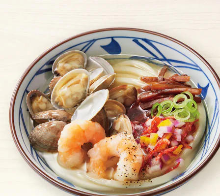 ・冷たくてホタテの旨味たっぷり！冷たーい旨塩うどん, ・彩鮮やか！とんでもない旨味の冷たーい海鮮旨塩うどん, ・一番人気！鬼おろし肉ぶっかけうどん, ・夏バテしててもするする入る！すだちおろしぶっかけうどん, ・いろいろ乗ったおかずがうれしい♡定番うどん弁当, ・みんな大好きえびが入った！えび天と定番おかずのうどん弁当, ・サクッとジューシー！かしわ天と定番おかずのうどん弁当, ・だしのうまみを味わって！かけうどん, ・間違いない組み合わせ☆とろ玉うどん, ・老若男女問わず愛される♡きつねうどん, ・最後の1滴まで味わいたい！カレーうどん, ・芋の甘さが幸せ♡さつまいも天, ・丸亀人気No.1！名物かしわ天, ・野菜嫌いな子どもにも☆野菜かき揚げ, ・テイクアウトしてあと一品やお弁当に◎ちくわ磯辺天, ・しみじみおいしい懐かしの味☆おむすび（梅）, ・うどんとの相性抜群！いなり, ・いろいろ乗せてオリジナル丼ができるかも！？白ごはん, ・健康志向の方にも☆大根おろし, ・ちょい足しして味変を楽しんで♪明太子, ・食欲がないときにも！とろろ, ・全メニューに合わせたい♡温泉玉子, ・隠れた主役！きつねあげ, ・最高のデザート、うどーなつもお持ち帰りできる♡, ・安心するおいしさのうどんスイーツ♡, ・新感覚のうどんスナック！シェイクぴっぴ 無限コンソメ味, ・モバイルオーダー, ■丸亀製麺のテイクアウト料金について, ■丸亀製麺のテイクアウトは全店舗でやってる？, ・公式アプリをダウンロードしてクーポンをゲットしよう, ・こまめにアプリをチェックして最新のお得情報を手に入れよう