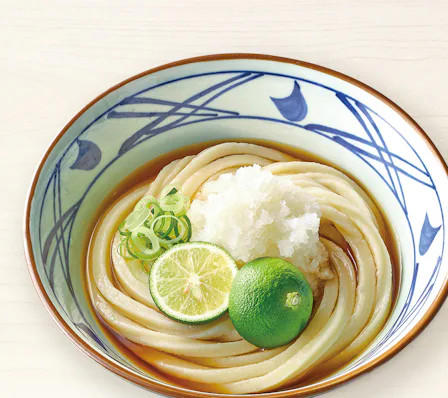 ・冷たくてホタテの旨味たっぷり！冷たーい旨塩うどん, ・彩鮮やか！とんでもない旨味の冷たーい海鮮旨塩うどん, ・一番人気！鬼おろし肉ぶっかけうどん, ・夏バテしててもするする入る！すだちおろしぶっかけうどん, ・いろいろ乗ったおかずがうれしい♡定番うどん弁当, ・みんな大好きえびが入った！えび天と定番おかずのうどん弁当, ・サクッとジューシー！かしわ天と定番おかずのうどん弁当, ・だしのうまみを味わって！かけうどん, ・間違いない組み合わせ☆とろ玉うどん, ・老若男女問わず愛される♡きつねうどん, ・最後の1滴まで味わいたい！カレーうどん, ・芋の甘さが幸せ♡さつまいも天, ・丸亀人気No.1！名物かしわ天, ・野菜嫌いな子どもにも☆野菜かき揚げ, ・テイクアウトしてあと一品やお弁当に◎ちくわ磯辺天, ・しみじみおいしい懐かしの味☆おむすび（梅）, ・うどんとの相性抜群！いなり, ・いろいろ乗せてオリジナル丼ができるかも！？白ごはん, ・健康志向の方にも☆大根おろし, ・ちょい足しして味変を楽しんで♪明太子, ・食欲がないときにも！とろろ, ・全メニューに合わせたい♡温泉玉子, ・隠れた主役！きつねあげ, ・最高のデザート、うどーなつもお持ち帰りできる♡, ・安心するおいしさのうどんスイーツ♡, ・新感覚のうどんスナック！シェイクぴっぴ 無限コンソメ味, ・モバイルオーダー, ■丸亀製麺のテイクアウト料金について, ■丸亀製麺のテイクアウトは全店舗でやってる？, ・公式アプリをダウンロードしてクーポンをゲットしよう, ・こまめにアプリをチェックして最新のお得情報を手に入れよう