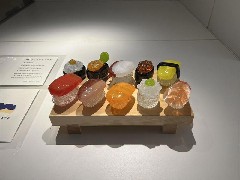 まあるい見た目がかわいい、富山を代表する銘菓！, ｜甘金丹 （リブラン）, 数ある“しろえびせんべい”の、トップに君臨する商品！, ｜しろえび紀行（ささら屋）, 予想を裏切るまさかの味わいに、ドハマり確定！, ｜富山ブラックどらやき（野村屋）, 【住んでるまちレポート！】富山の2つの名物が、ドッキング！ おいしそうだけど、食べないで‼
