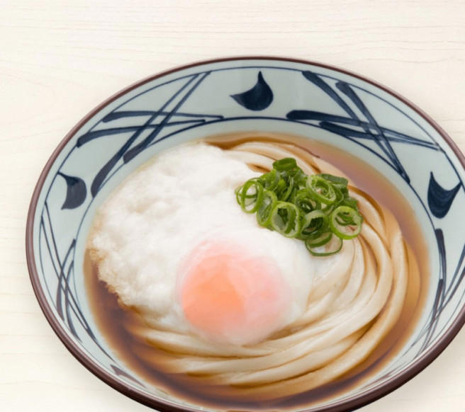・冷たくてホタテの旨味たっぷり！冷たーい旨塩うどん, ・彩鮮やか！とんでもない旨味の冷たーい海鮮旨塩うどん, ・一番人気！鬼おろし肉ぶっかけうどん, ・夏バテしててもするする入る！すだちおろしぶっかけうどん, ・いろいろ乗ったおかずがうれしい♡定番うどん弁当, ・みんな大好きえびが入った！えび天と定番おかずのうどん弁当, ・サクッとジューシー！かしわ天と定番おかずのうどん弁当, ・だしのうまみを味わって！かけうどん, ・間違いない組み合わせ☆とろ玉うどん, ・老若男女問わず愛される♡きつねうどん, ・最後の1滴まで味わいたい！カレーうどん, ・芋の甘さが幸せ♡さつまいも天, ・丸亀人気No.1！名物かしわ天, ・野菜嫌いな子どもにも☆野菜かき揚げ, ・テイクアウトしてあと一品やお弁当に◎ちくわ磯辺天, ・しみじみおいしい懐かしの味☆おむすび（梅）, ・うどんとの相性抜群！いなり, ・いろいろ乗せてオリジナル丼ができるかも！？白ごはん, ・健康志向の方にも☆大根おろし, ・ちょい足しして味変を楽しんで♪明太子, ・食欲がないときにも！とろろ, ・全メニューに合わせたい♡温泉玉子, ・隠れた主役！きつねあげ, ・最高のデザート、うどーなつもお持ち帰りできる♡, ・安心するおいしさのうどんスイーツ♡, ・新感覚のうどんスナック！シェイクぴっぴ 無限コンソメ味, ・モバイルオーダー, ■丸亀製麺のテイクアウト料金について, ■丸亀製麺のテイクアウトは全店舗でやってる？, ・公式アプリをダウンロードしてクーポンをゲットしよう, ・こまめにアプリをチェックして最新のお得情報を手に入れよう