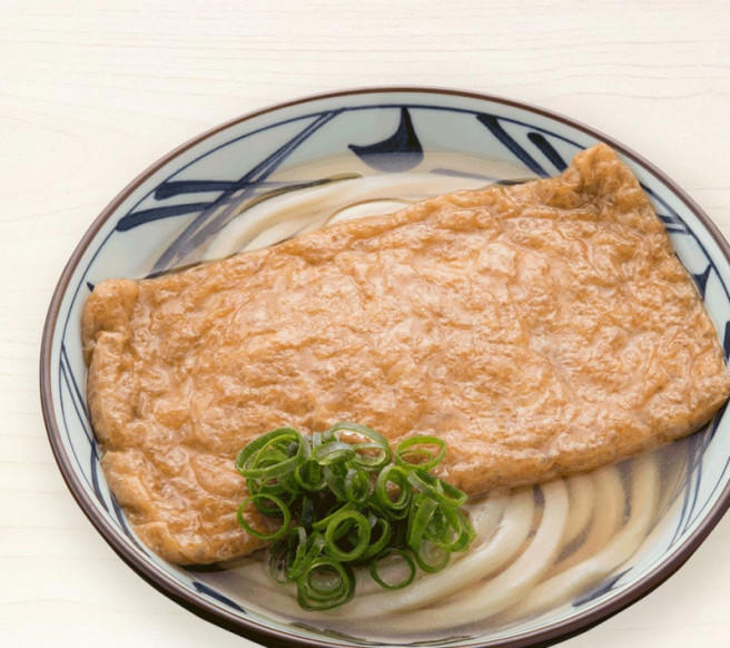 ・冷たくてホタテの旨味たっぷり！冷たーい旨塩うどん, ・彩鮮やか！とんでもない旨味の冷たーい海鮮旨塩うどん, ・一番人気！鬼おろし肉ぶっかけうどん, ・夏バテしててもするする入る！すだちおろしぶっかけうどん, ・いろいろ乗ったおかずがうれしい♡定番うどん弁当, ・みんな大好きえびが入った！えび天と定番おかずのうどん弁当, ・サクッとジューシー！かしわ天と定番おかずのうどん弁当, ・だしのうまみを味わって！かけうどん, ・間違いない組み合わせ☆とろ玉うどん, ・老若男女問わず愛される♡きつねうどん, ・最後の1滴まで味わいたい！カレーうどん, ・芋の甘さが幸せ♡さつまいも天, ・丸亀人気No.1！名物かしわ天, ・野菜嫌いな子どもにも☆野菜かき揚げ, ・テイクアウトしてあと一品やお弁当に◎ちくわ磯辺天, ・しみじみおいしい懐かしの味☆おむすび（梅）, ・うどんとの相性抜群！いなり, ・いろいろ乗せてオリジナル丼ができるかも！？白ごはん, ・健康志向の方にも☆大根おろし, ・ちょい足しして味変を楽しんで♪明太子, ・食欲がないときにも！とろろ, ・全メニューに合わせたい♡温泉玉子, ・隠れた主役！きつねあげ, ・最高のデザート、うどーなつもお持ち帰りできる♡, ・安心するおいしさのうどんスイーツ♡, ・新感覚のうどんスナック！シェイクぴっぴ 無限コンソメ味, ・モバイルオーダー, ■丸亀製麺のテイクアウト料金について, ■丸亀製麺のテイクアウトは全店舗でやってる？, ・公式アプリをダウンロードしてクーポンをゲットしよう, ・こまめにアプリをチェックして最新のお得情報を手に入れよう