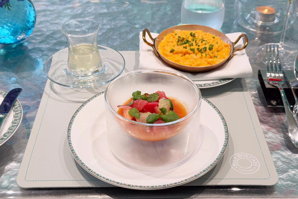 モーニング界の真打ち!? 伝説の朝食がいただけるお店, 実はオードリーも食べていない!? 『ティファニーで朝食を』, ブルーボックスカフェ銀座の、「ティファニーで朝食を」8500円, とにかく美しい…フルーツサラダにときめく, オードリーの気分が味わえるクロワッサン, とろけるスクランブルエッグと極上のハム, 手作りのグラノーラとヨーグルトで締め, さらに追加料金がかかる可能性も…, 料理も接客も極上。ただし課金フラグには要注意!?