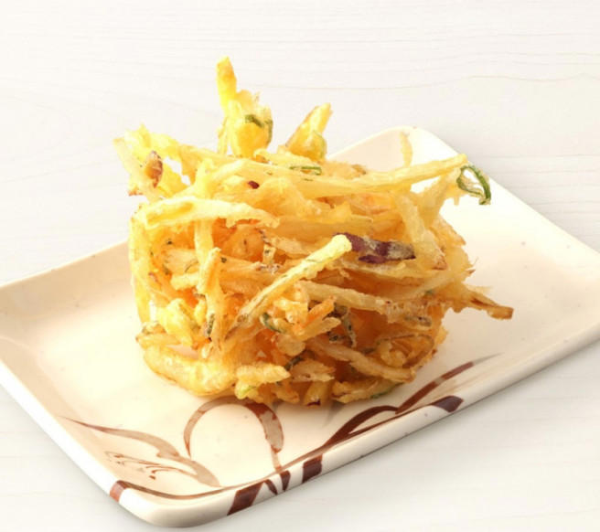 ・冷たくてホタテの旨味たっぷり！冷たーい旨塩うどん, ・彩鮮やか！とんでもない旨味の冷たーい海鮮旨塩うどん, ・一番人気！鬼おろし肉ぶっかけうどん, ・夏バテしててもするする入る！すだちおろしぶっかけうどん, ・いろいろ乗ったおかずがうれしい♡定番うどん弁当, ・みんな大好きえびが入った！えび天と定番おかずのうどん弁当, ・サクッとジューシー！かしわ天と定番おかずのうどん弁当, ・だしのうまみを味わって！かけうどん, ・間違いない組み合わせ☆とろ玉うどん, ・老若男女問わず愛される♡きつねうどん, ・最後の1滴まで味わいたい！カレーうどん, ・芋の甘さが幸せ♡さつまいも天, ・丸亀人気No.1！名物かしわ天, ・野菜嫌いな子どもにも☆野菜かき揚げ, ・テイクアウトしてあと一品やお弁当に◎ちくわ磯辺天, ・しみじみおいしい懐かしの味☆おむすび（梅）, ・うどんとの相性抜群！いなり, ・いろいろ乗せてオリジナル丼ができるかも！？白ごはん, ・健康志向の方にも☆大根おろし, ・ちょい足しして味変を楽しんで♪明太子, ・食欲がないときにも！とろろ, ・全メニューに合わせたい♡温泉玉子, ・隠れた主役！きつねあげ, ・最高のデザート、うどーなつもお持ち帰りできる♡, ・安心するおいしさのうどんスイーツ♡, ・新感覚のうどんスナック！シェイクぴっぴ 無限コンソメ味, ・モバイルオーダー, ■丸亀製麺のテイクアウト料金について, ■丸亀製麺のテイクアウトは全店舗でやってる？, ・公式アプリをダウンロードしてクーポンをゲットしよう, ・こまめにアプリをチェックして最新のお得情報を手に入れよう