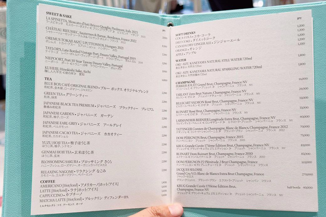 モーニング界の真打ち!? 伝説の朝食がいただけるお店, 実はオードリーも食べていない!? 『ティファニーで朝食を』, ブルーボックスカフェ銀座の、「ティファニーで朝食を」8500円, とにかく美しい…フルーツサラダにときめく, オードリーの気分が味わえるクロワッサン, とろけるスクランブルエッグと極上のハム, 手作りのグラノーラとヨーグルトで締め, さらに追加料金がかかる可能性も…, 料理も接客も極上。ただし課金フラグには要注意!?