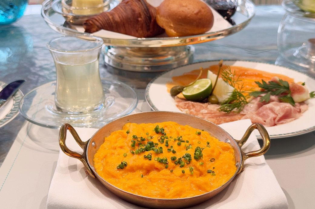 モーニング界の真打ち!? 伝説の朝食がいただけるお店, 実はオードリーも食べていない!? 『ティファニーで朝食を』, ブルーボックスカフェ銀座の、「ティファニーで朝食を」8500円, とにかく美しい…フルーツサラダにときめく, オードリーの気分が味わえるクロワッサン, とろけるスクランブルエッグと極上のハム, 手作りのグラノーラとヨーグルトで締め, さらに追加料金がかかる可能性も…, 料理も接客も極上。ただし課金フラグには要注意!?