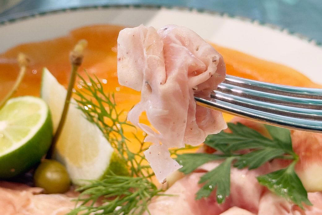 モーニング界の真打ち!? 伝説の朝食がいただけるお店, 実はオードリーも食べていない!? 『ティファニーで朝食を』, ブルーボックスカフェ銀座の、「ティファニーで朝食を」8500円, とにかく美しい…フルーツサラダにときめく, オードリーの気分が味わえるクロワッサン, とろけるスクランブルエッグと極上のハム, 手作りのグラノーラとヨーグルトで締め, さらに追加料金がかかる可能性も…, 料理も接客も極上。ただし課金フラグには要注意!?