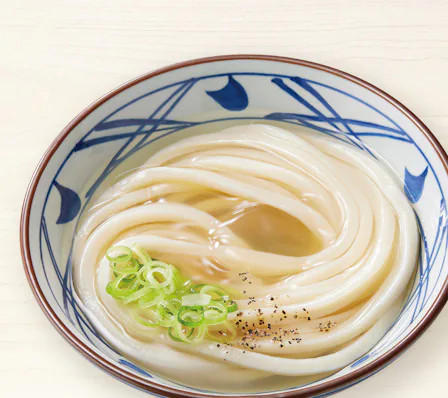・冷たくてホタテの旨味たっぷり！冷たーい旨塩うどん, ・彩鮮やか！とんでもない旨味の冷たーい海鮮旨塩うどん, ・一番人気！鬼おろし肉ぶっかけうどん, ・夏バテしててもするする入る！すだちおろしぶっかけうどん, ・いろいろ乗ったおかずがうれしい♡定番うどん弁当, ・みんな大好きえびが入った！えび天と定番おかずのうどん弁当, ・サクッとジューシー！かしわ天と定番おかずのうどん弁当, ・だしのうまみを味わって！かけうどん, ・間違いない組み合わせ☆とろ玉うどん, ・老若男女問わず愛される♡きつねうどん, ・最後の1滴まで味わいたい！カレーうどん, ・芋の甘さが幸せ♡さつまいも天, ・丸亀人気No.1！名物かしわ天, ・野菜嫌いな子どもにも☆野菜かき揚げ, ・テイクアウトしてあと一品やお弁当に◎ちくわ磯辺天, ・しみじみおいしい懐かしの味☆おむすび（梅）, ・うどんとの相性抜群！いなり, ・いろいろ乗せてオリジナル丼ができるかも！？白ごはん, ・健康志向の方にも☆大根おろし, ・ちょい足しして味変を楽しんで♪明太子, ・食欲がないときにも！とろろ, ・全メニューに合わせたい♡温泉玉子, ・隠れた主役！きつねあげ, ・最高のデザート、うどーなつもお持ち帰りできる♡, ・安心するおいしさのうどんスイーツ♡, ・新感覚のうどんスナック！シェイクぴっぴ 無限コンソメ味, ・モバイルオーダー, ■丸亀製麺のテイクアウト料金について, ■丸亀製麺のテイクアウトは全店舗でやってる？, ・公式アプリをダウンロードしてクーポンをゲットしよう, ・こまめにアプリをチェックして最新のお得情報を手に入れよう