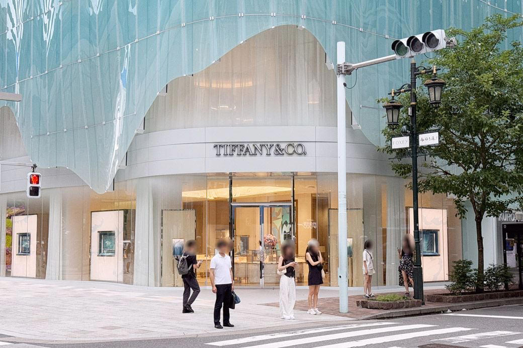 モーニング界の真打ち!? 伝説の朝食がいただけるお店, 実はオードリーも食べていない!? 『ティファニーで朝食を』, ブルーボックスカフェ銀座の、「ティファニーで朝食を」8500円, とにかく美しい…フルーツサラダにときめく, オードリーの気分が味わえるクロワッサン, とろけるスクランブルエッグと極上のハム, 手作りのグラノーラとヨーグルトで締め, さらに追加料金がかかる可能性も…, 料理も接客も極上。ただし課金フラグには要注意!?