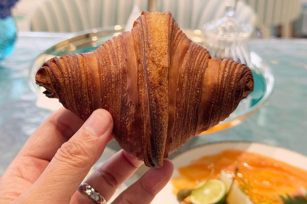 モーニング界の真打ち!? 伝説の朝食がいただけるお店, 実はオードリーも食べていない!? 『ティファニーで朝食を』, ブルーボックスカフェ銀座の、「ティファニーで朝食を」8500円, とにかく美しい…フルーツサラダにときめく, オードリーの気分が味わえるクロワッサン, とろけるスクランブルエッグと極上のハム, 手作りのグラノーラとヨーグルトで締め, さらに追加料金がかかる可能性も…, 料理も接客も極上。ただし課金フラグには要注意!?