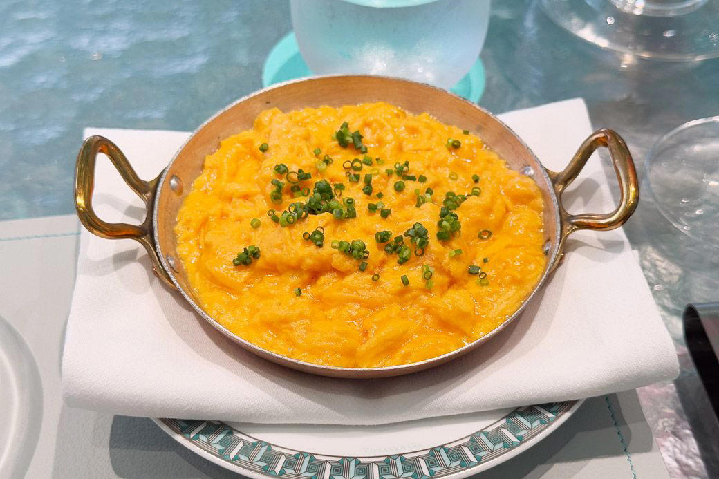 モーニング界の真打ち!? 伝説の朝食がいただけるお店, 実はオードリーも食べていない!? 『ティファニーで朝食を』, ブルーボックスカフェ銀座の、「ティファニーで朝食を」8500円, とにかく美しい…フルーツサラダにときめく, オードリーの気分が味わえるクロワッサン, とろけるスクランブルエッグと極上のハム, 手作りのグラノーラとヨーグルトで締め, さらに追加料金がかかる可能性も…, 料理も接客も極上。ただし課金フラグには要注意!?
