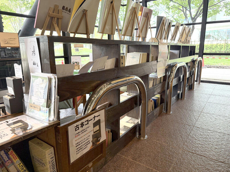 須崎公園の一角に佇むレトロな福岡県立美術館, 福岡県立美術館の歴史, かつて美術館の駐車場だった場所に作られた空間, 移転前の九州大学で使われていた歴史的価値が高い什器たちを使用, 店内には福岡市出身の小説家・夢野久作の作品やグッズがたくさん, 県立美術館喫茶室のオープンまでの道のり, 美術鑑賞のお供に楽しめるアイコニックなメニュー