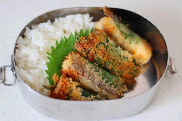 アレンジで美味しく！「塩サバのチーズパン粉焼き」「パプリカのレンジオムレツ」2品弁当, 1品目 塩サバのチーズパン粉焼き, 2品目 パプリカのレンジオムレツ, 2品弁当の詰め方プロセス, 「心が楽になる2品弁当」のルール