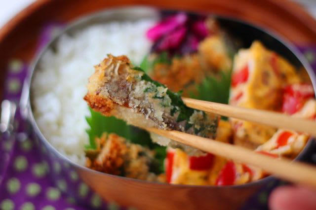 アレンジで美味しく！「塩サバのチーズパン粉焼き」「パプリカのレンジオムレツ」2品弁当, 1品目 塩サバのチーズパン粉焼き, 2品目 パプリカのレンジオムレツ, 2品弁当の詰め方プロセス, 「心が楽になる2品弁当」のルール