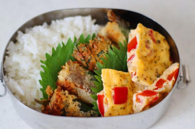 アレンジで美味しく！「塩サバのチーズパン粉焼き」「パプリカのレンジオムレツ」2品弁当, 1品目 塩サバのチーズパン粉焼き, 2品目 パプリカのレンジオムレツ, 2品弁当の詰め方プロセス, 「心が楽になる2品弁当」のルール
