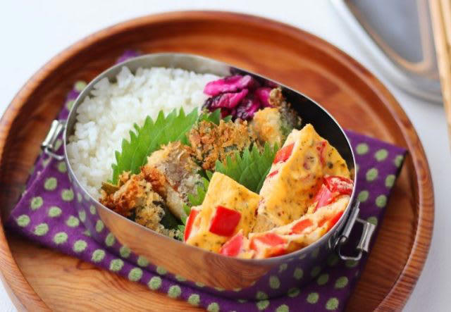 アレンジで美味しく！「塩サバのチーズパン粉焼き」「パプリカのレンジオムレツ」2品弁当, 1品目 塩サバのチーズパン粉焼き, 2品目 パプリカのレンジオムレツ, 2品弁当の詰め方プロセス, 「心が楽になる2品弁当」のルール