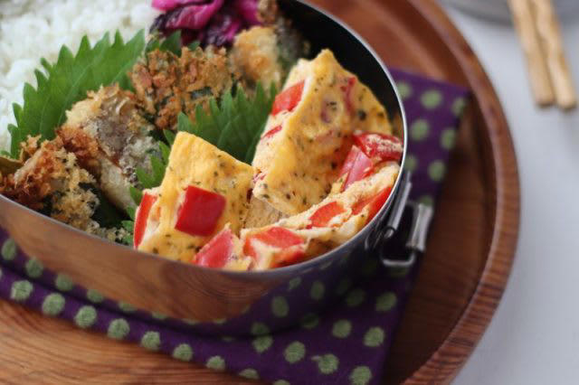 アレンジで美味しく！「塩サバのチーズパン粉焼き」「パプリカのレンジオムレツ」2品弁当, 1品目 塩サバのチーズパン粉焼き, 2品目 パプリカのレンジオムレツ, 2品弁当の詰め方プロセス, 「心が楽になる2品弁当」のルール