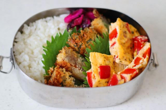 アレンジで美味しく！「塩サバのチーズパン粉焼き」「パプリカのレンジオムレツ」2品弁当, 1品目 塩サバのチーズパン粉焼き, 2品目 パプリカのレンジオムレツ, 2品弁当の詰め方プロセス, 「心が楽になる2品弁当」のルール