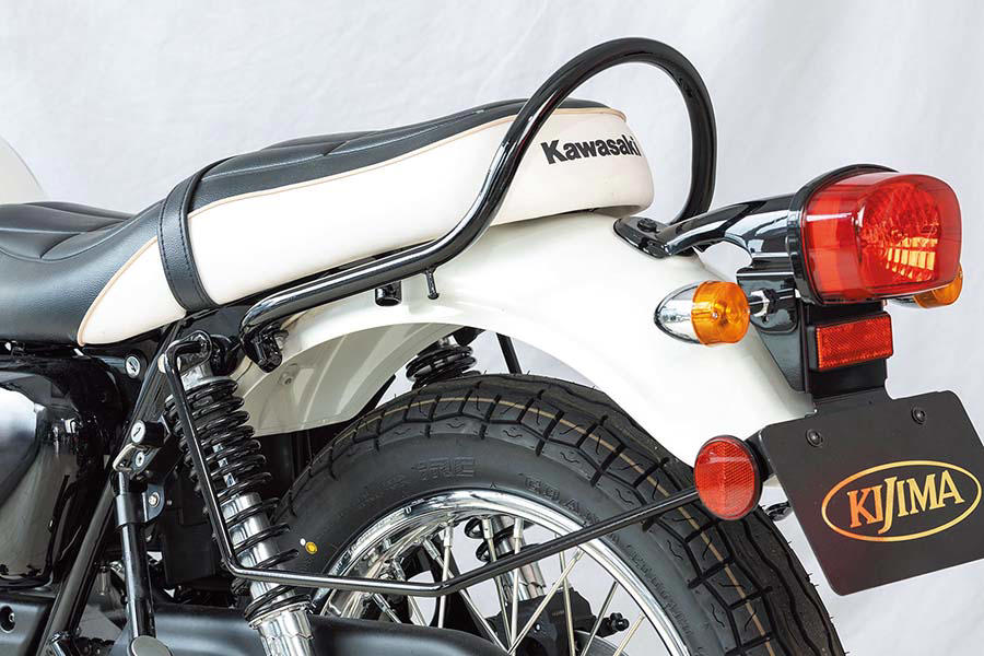 昭和レトロを極めた?! ’50〜’60年代風をまとう2台, クラシカルな“C”の ロー＆ワイド感を よりデフォルメする／GB350C, 時代を超えた往時感 の再現と色褪せない デザインが絶妙にマッチ／W230, 取材協力：キジマ, レポート：ヘリテイジ＆レジェンズ編集部