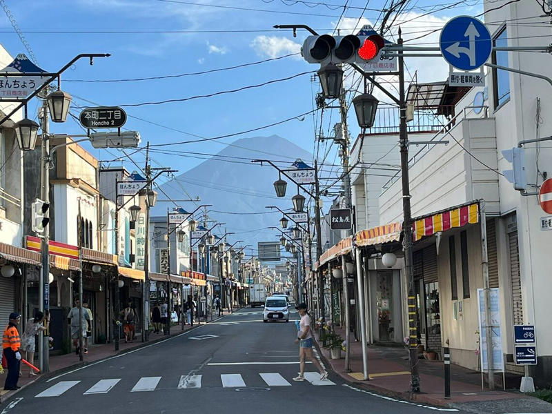 なぜ「吉田ルート」に外国人が殺到？, レトロ商店街として外国人に大人気, 迷惑行為が問題となった「河口湖町のローソン」の今, ドラマ『ホットスポット』が撮影された名所, 山梨県民にとっての「ふるさと」