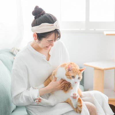 1.過剰なスキンシップ, 2.大声や大げさな動作で接する, 3.強引に抱っこする・抱きしめる, 4.要求されるがままに食べ物を与える, 5.無理に遊びに誘う