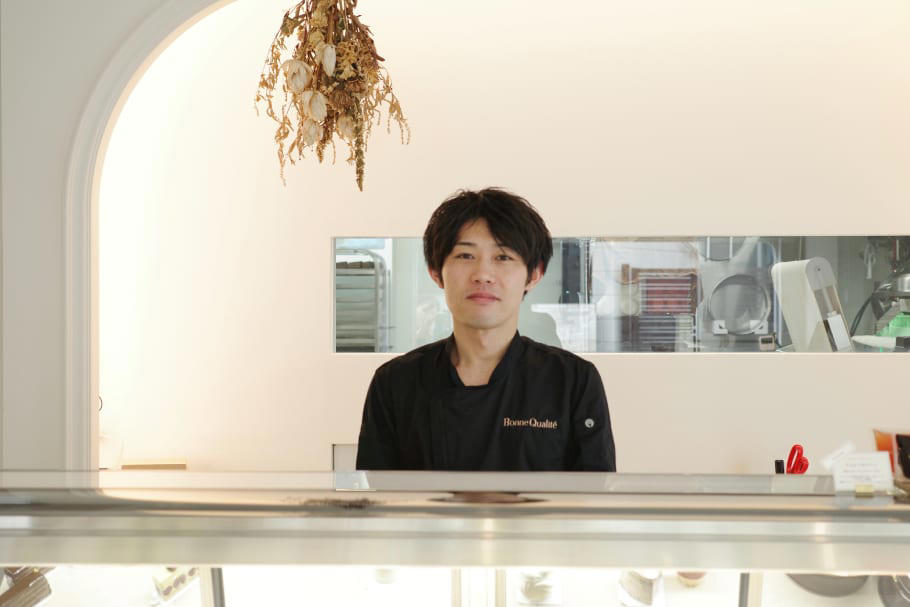 物件を探し始めること4年。あえて駅から離れた住宅街にオープンした「Bonne Qualité（ボンヌカリテ）」, 修行時代に学ぶ。引き算で核となる素材を活かした輝き放つお菓子, 3種類の砂糖を巧みに使った看板商品「ビスキュイ・サヴォワ」, 生菓子のショーケースも圧巻。季節感溢れるものや伝統を重んじる伝統菓子まで, 人気No.1！濃厚ながらも軽やかなチョコレートケーキ「リュブル」, 香りが余韻に。シェフの大好きなブルーベリーを使ったケーキ「ケリー」