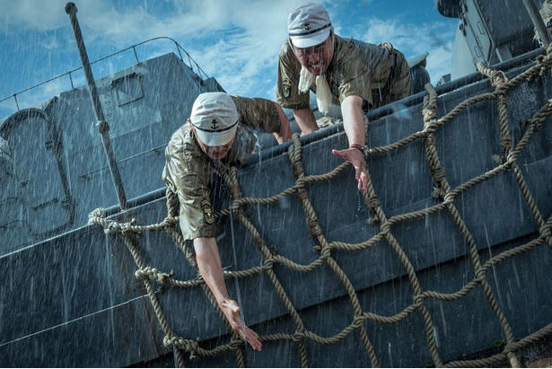 数多くの激戦をくぐり抜け、ほぼ無傷で終戦まで生き残った駆逐艦「雪風」, “死に損なった人間”という思いを抱える雪風の新艦長、寺澤一利, 上司からの信頼は厚く、若手からも慕われる先任伍長、早瀬幸平, かつて早瀬に命を救われた若き水雷員、井上壮太, 早瀬のまっすぐな想いに触れ、内面に変化が起こっていく寺澤の再生の物語