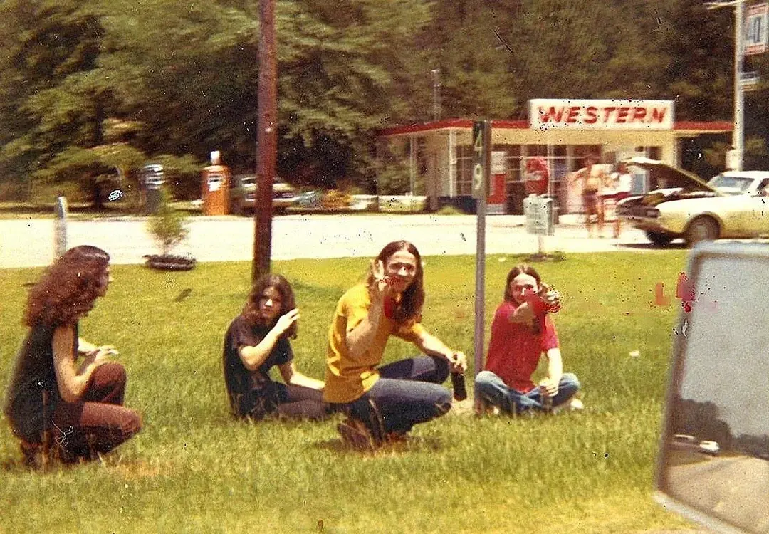 6. Hippies Flash the Peace Sign as They Hitchhike, 1971 1. Three Women Hitchhike Along Highway 1 in Big Sur, California, 1971, 2. Washington, D.C.-Bound Hitchhiker Seen on the New Jersey Turnpike, 1971, 3. ‘Make Sure To Smile and Not Look Like a Serial Killer’, 4. Fashion Shoot or Hitchhiker?, 5. ‘Two Women Hitchhiking in Toronto, Canada, 1974’, 6. Hippies Flash the Peace Sign as They Hitchhike, 1971, 7. ‘My Dad, Hitchhiking From Michigan to California, 1973’, 8. ‘My Mom Hitchhiking in California, 1972’, 9. A Hitchhiker Pictured With His Dog Tripper on Route 66, May 1972, 10. ‘My Dad Hitchhiking in Canada at 15 Years Old, 1974’, 11. Hitchhiking on Steroids: Boys Catch a Free Ride on the Back of a City Bus in New York City, 1970, 12. Ozzy Osbourne, aka the Prince of Darkness, Hitchhiking His Way Home, 1977, 13. ‘Hitchhiking in Boston, Massachusetts, Circa Early ’70s’, 14. Two Disheveled Hitchhikers Try Making Their Way to the Willie Nelson 4th of July Picnic Near Austin, Texas, 1980, 15. Paul McCartney of the Beatles Pretends to Hitchhike in Toronto, 1989, 16. A Man Hitchhikes By a Country Road, Circa 1972, 17. ‘My Cool Aunt Hitchhiking Through the Rockies in the ’70s’, 18. A 19-Year-Old Jim Carrey Shows His Unique Method of Hitchhiking, 1981, 19. ‘A Hitchhiker in Luxemburg, 1977’