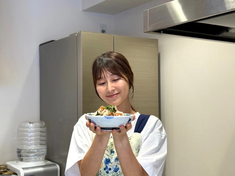 1. ささみにフォークで穴を開ける, 2. 1に酒をかけて加熱する。, 3. きゅうりを切る, 5. 梅干をたたく, 6. 2で加熱したささみを裂いて梅と和える。, 7. すべての材料を盛りつけて完成