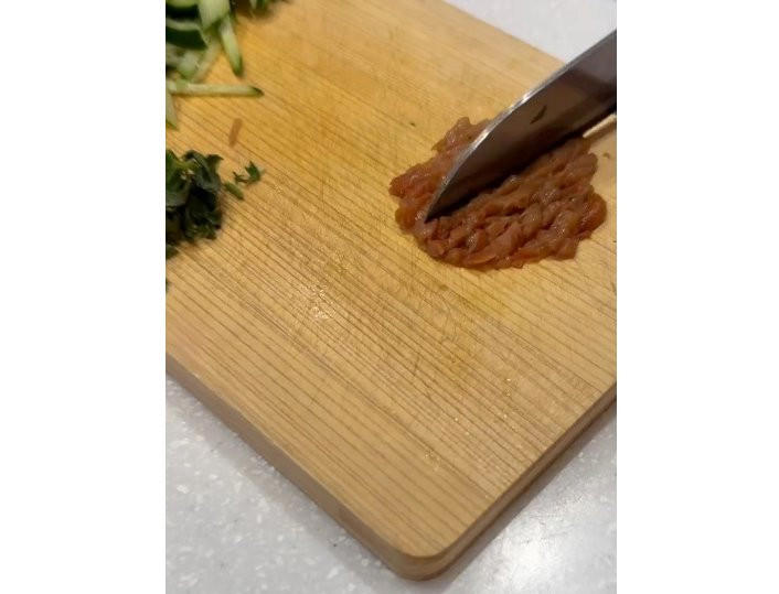 1. ささみにフォークで穴を開ける, 2. 1に酒をかけて加熱する。, 3. きゅうりを切る, 5. 梅干をたたく, 6. 2で加熱したささみを裂いて梅と和える。, 7. すべての材料を盛りつけて完成