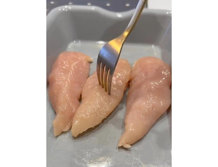 1. ささみにフォークで穴を開ける, 2. 1に酒をかけて加熱する。, 3. きゅうりを切る, 5. 梅干をたたく, 6. 2で加熱したささみを裂いて梅と和える。, 7. すべての材料を盛りつけて完成