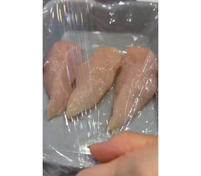 1. ささみにフォークで穴を開ける, 2. 1に酒をかけて加熱する。, 3. きゅうりを切る, 5. 梅干をたたく, 6. 2で加熱したささみを裂いて梅と和える。, 7. すべての材料を盛りつけて完成