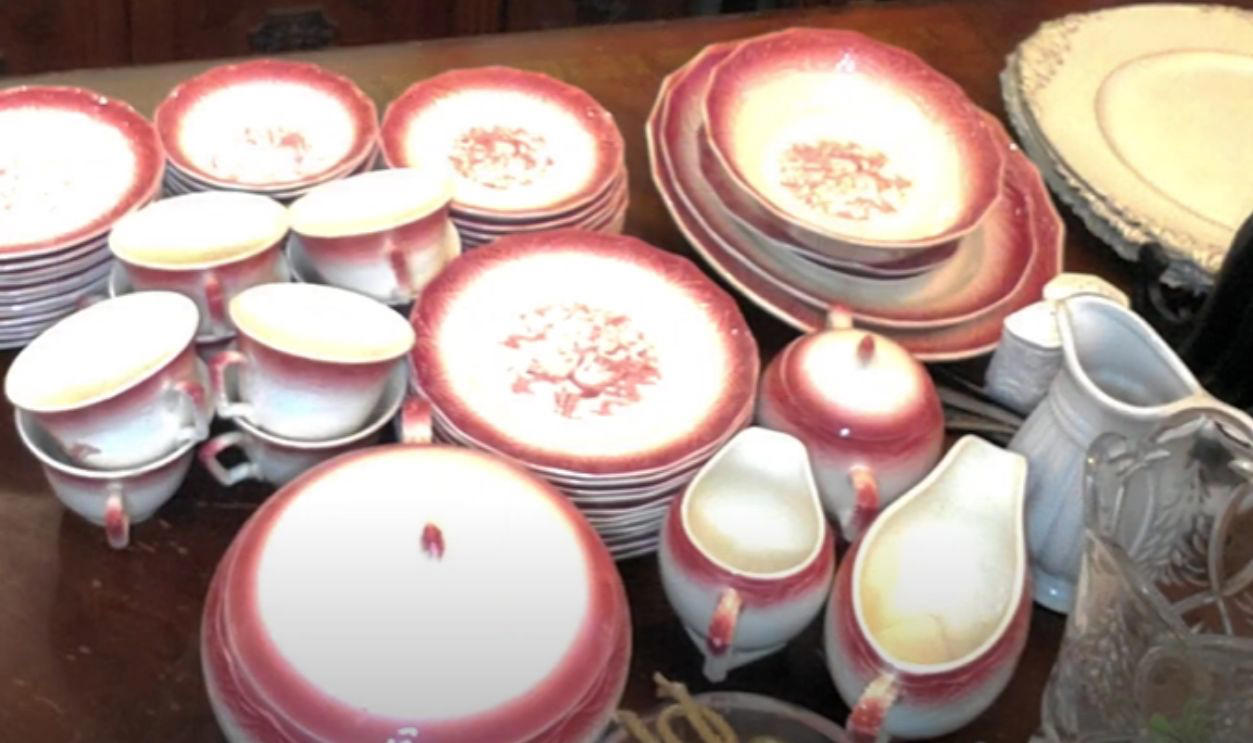 Noritake Rothschild Franciscan Desert Rose (USA-made), Pfaltzgraff Yorktowne, Noritake Savannah, Lenox Eternal, Royal Albert Lavender Rose, Wedgwood Kutani Crane, Homer Laughlin Eggshell Nautilus, Royal Doulton Carlyle, Syracuse China Old Ivory, Noritake Rothschild, Spode Blue Italian, Rosenthal Sanssouci, Limoges Haviland Schleiger Patterns, Wedgwood Amherst, Royal Worcester Evesham Gold, Lenox Autumn, Royal Copenhagen Blue Fluted Half Lace, Minton Ancestral, Aynsley Orchard Gold, Wedgwood Florentine Turquoise, Coalport Indian Tree, Herend Rothschild Bird