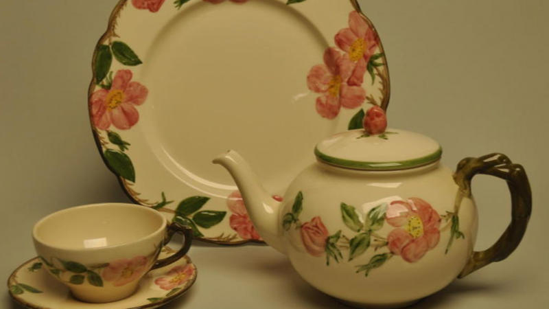 Franciscan Desert Rose (USA-made) Franciscan Desert Rose (USA-made), Pfaltzgraff Yorktowne, Noritake Savannah, Lenox Eternal, Royal Albert Lavender Rose, Wedgwood Kutani Crane, Homer Laughlin Eggshell Nautilus, Royal Doulton Carlyle, Syracuse China Old Ivory, Noritake Rothschild, Spode Blue Italian, Rosenthal Sanssouci, Limoges Haviland Schleiger Patterns, Wedgwood Amherst, Royal Worcester Evesham Gold, Lenox Autumn, Royal Copenhagen Blue Fluted Half Lace, Minton Ancestral, Aynsley Orchard Gold, Wedgwood Florentine Turquoise, Coalport Indian Tree, Herend Rothschild Bird