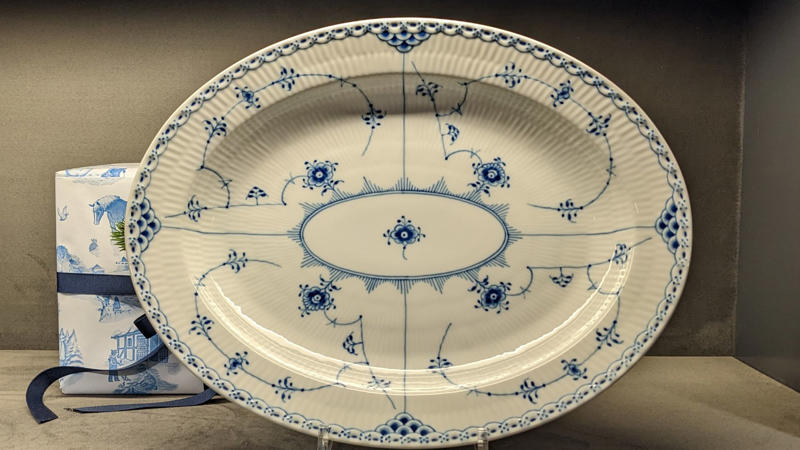Royal Copenhagen Blue Fluted Half Lace Franciscan Desert Rose (USA-made), Pfaltzgraff Yorktowne, Noritake Savannah, Lenox Eternal, Royal Albert Lavender Rose, Wedgwood Kutani Crane, Homer Laughlin Eggshell Nautilus, Royal Doulton Carlyle, Syracuse China Old Ivory, Noritake Rothschild, Spode Blue Italian, Rosenthal Sanssouci, Limoges Haviland Schleiger Patterns, Wedgwood Amherst, Royal Worcester Evesham Gold, Lenox Autumn, Royal Copenhagen Blue Fluted Half Lace, Minton Ancestral, Aynsley Orchard Gold, Wedgwood Florentine Turquoise, Coalport Indian Tree, Herend Rothschild Bird