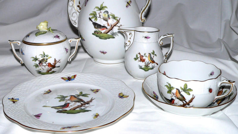 Herend Rothschild Bird Franciscan Desert Rose (USA-made), Pfaltzgraff Yorktowne, Noritake Savannah, Lenox Eternal, Royal Albert Lavender Rose, Wedgwood Kutani Crane, Homer Laughlin Eggshell Nautilus, Royal Doulton Carlyle, Syracuse China Old Ivory, Noritake Rothschild, Spode Blue Italian, Rosenthal Sanssouci, Limoges Haviland Schleiger Patterns, Wedgwood Amherst, Royal Worcester Evesham Gold, Lenox Autumn, Royal Copenhagen Blue Fluted Half Lace, Minton Ancestral, Aynsley Orchard Gold, Wedgwood Florentine Turquoise, Coalport Indian Tree, Herend Rothschild Bird