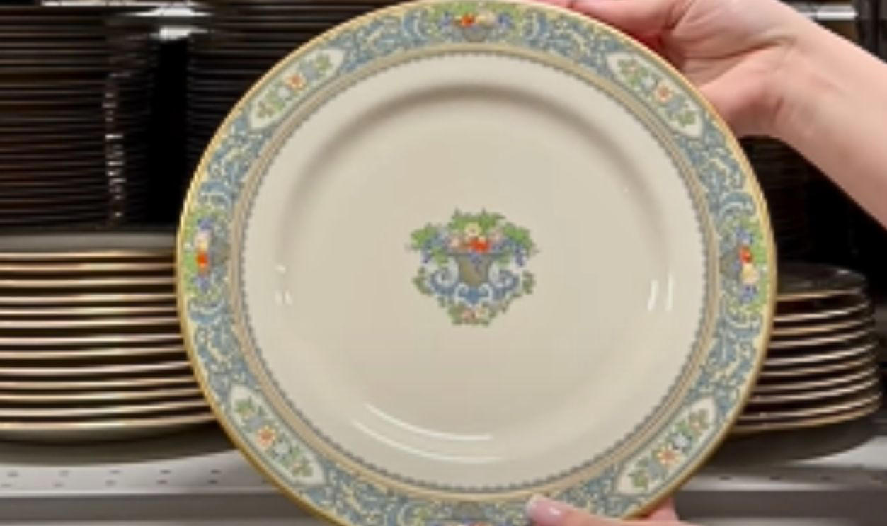 Lenox Autumn Franciscan Desert Rose (USA-made), Pfaltzgraff Yorktowne, Noritake Savannah, Lenox Eternal, Royal Albert Lavender Rose, Wedgwood Kutani Crane, Homer Laughlin Eggshell Nautilus, Royal Doulton Carlyle, Syracuse China Old Ivory, Noritake Rothschild, Spode Blue Italian, Rosenthal Sanssouci, Limoges Haviland Schleiger Patterns, Wedgwood Amherst, Royal Worcester Evesham Gold, Lenox Autumn, Royal Copenhagen Blue Fluted Half Lace, Minton Ancestral, Aynsley Orchard Gold, Wedgwood Florentine Turquoise, Coalport Indian Tree, Herend Rothschild Bird