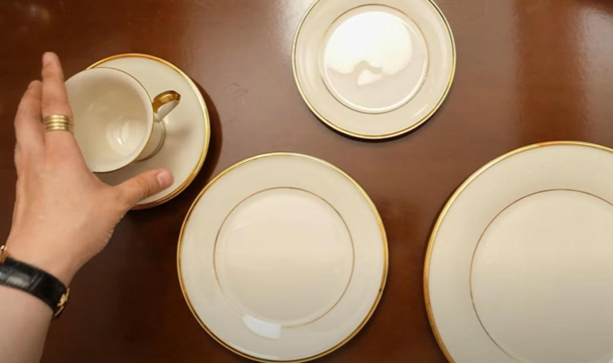 Lenox Eternal Franciscan Desert Rose (USA-made), Pfaltzgraff Yorktowne, Noritake Savannah, Lenox Eternal, Royal Albert Lavender Rose, Wedgwood Kutani Crane, Homer Laughlin Eggshell Nautilus, Royal Doulton Carlyle, Syracuse China Old Ivory, Noritake Rothschild, Spode Blue Italian, Rosenthal Sanssouci, Limoges Haviland Schleiger Patterns, Wedgwood Amherst, Royal Worcester Evesham Gold, Lenox Autumn, Royal Copenhagen Blue Fluted Half Lace, Minton Ancestral, Aynsley Orchard Gold, Wedgwood Florentine Turquoise, Coalport Indian Tree, Herend Rothschild Bird
