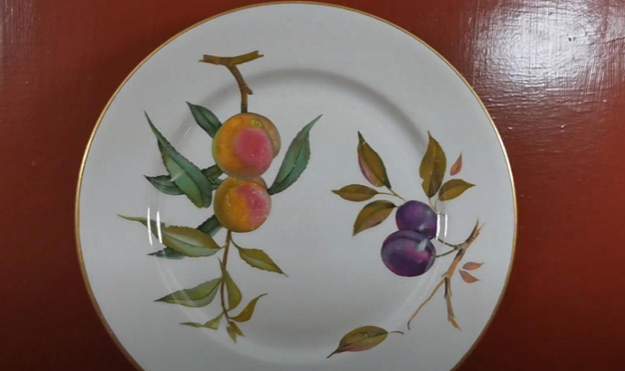 Royal Worcester Evesham Gold Franciscan Desert Rose (USA-made), Pfaltzgraff Yorktowne, Noritake Savannah, Lenox Eternal, Royal Albert Lavender Rose, Wedgwood Kutani Crane, Homer Laughlin Eggshell Nautilus, Royal Doulton Carlyle, Syracuse China Old Ivory, Noritake Rothschild, Spode Blue Italian, Rosenthal Sanssouci, Limoges Haviland Schleiger Patterns, Wedgwood Amherst, Royal Worcester Evesham Gold, Lenox Autumn, Royal Copenhagen Blue Fluted Half Lace, Minton Ancestral, Aynsley Orchard Gold, Wedgwood Florentine Turquoise, Coalport Indian Tree, Herend Rothschild Bird
