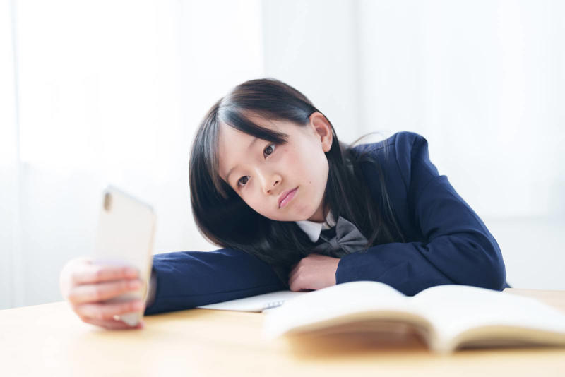 スマホを早く持てば持つほど心の健康状態が悪化する, 女の子の方がより影響を受けやすい傾向, 子供たちを守るために親が今すぐできること, 世界的に政策レベルで規制の動きが加速, 子供はスマホを使う大人の行動をよく見ている