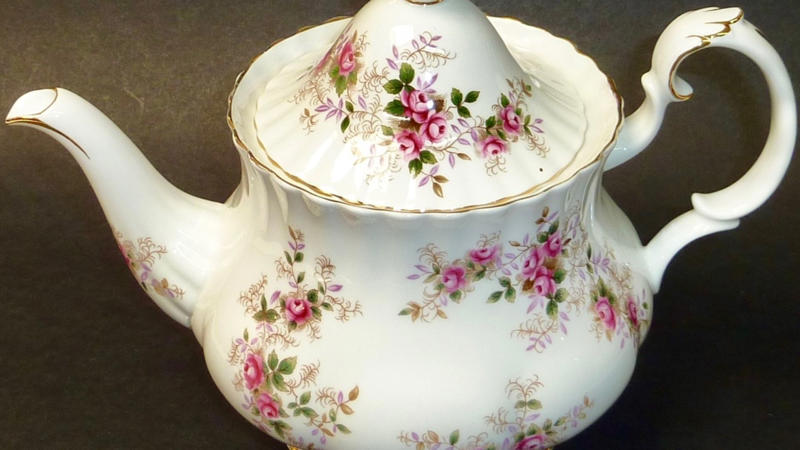 Royal Albert Lavender Rose Franciscan Desert Rose (USA-made), Pfaltzgraff Yorktowne, Noritake Savannah, Lenox Eternal, Royal Albert Lavender Rose, Wedgwood Kutani Crane, Homer Laughlin Eggshell Nautilus, Royal Doulton Carlyle, Syracuse China Old Ivory, Noritake Rothschild, Spode Blue Italian, Rosenthal Sanssouci, Limoges Haviland Schleiger Patterns, Wedgwood Amherst, Royal Worcester Evesham Gold, Lenox Autumn, Royal Copenhagen Blue Fluted Half Lace, Minton Ancestral, Aynsley Orchard Gold, Wedgwood Florentine Turquoise, Coalport Indian Tree, Herend Rothschild Bird
