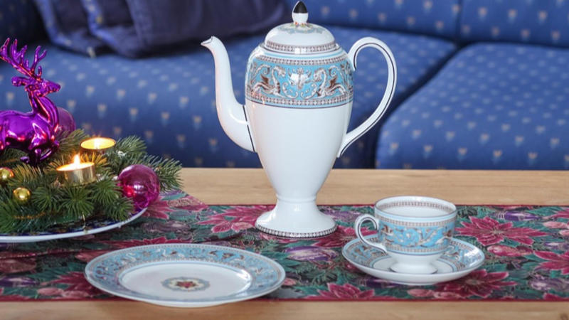 Wedgwood Florentine Turquoise Franciscan Desert Rose (USA-made), Pfaltzgraff Yorktowne, Noritake Savannah, Lenox Eternal, Royal Albert Lavender Rose, Wedgwood Kutani Crane, Homer Laughlin Eggshell Nautilus, Royal Doulton Carlyle, Syracuse China Old Ivory, Noritake Rothschild, Spode Blue Italian, Rosenthal Sanssouci, Limoges Haviland Schleiger Patterns, Wedgwood Amherst, Royal Worcester Evesham Gold, Lenox Autumn, Royal Copenhagen Blue Fluted Half Lace, Minton Ancestral, Aynsley Orchard Gold, Wedgwood Florentine Turquoise, Coalport Indian Tree, Herend Rothschild Bird