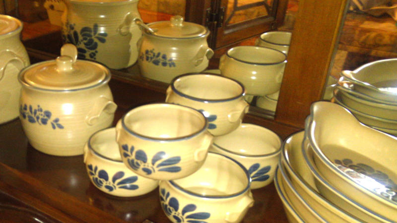 Pfaltzgraff Yorktowne Franciscan Desert Rose (USA-made), Pfaltzgraff Yorktowne, Noritake Savannah, Lenox Eternal, Royal Albert Lavender Rose, Wedgwood Kutani Crane, Homer Laughlin Eggshell Nautilus, Royal Doulton Carlyle, Syracuse China Old Ivory, Noritake Rothschild, Spode Blue Italian, Rosenthal Sanssouci, Limoges Haviland Schleiger Patterns, Wedgwood Amherst, Royal Worcester Evesham Gold, Lenox Autumn, Royal Copenhagen Blue Fluted Half Lace, Minton Ancestral, Aynsley Orchard Gold, Wedgwood Florentine Turquoise, Coalport Indian Tree, Herend Rothschild Bird